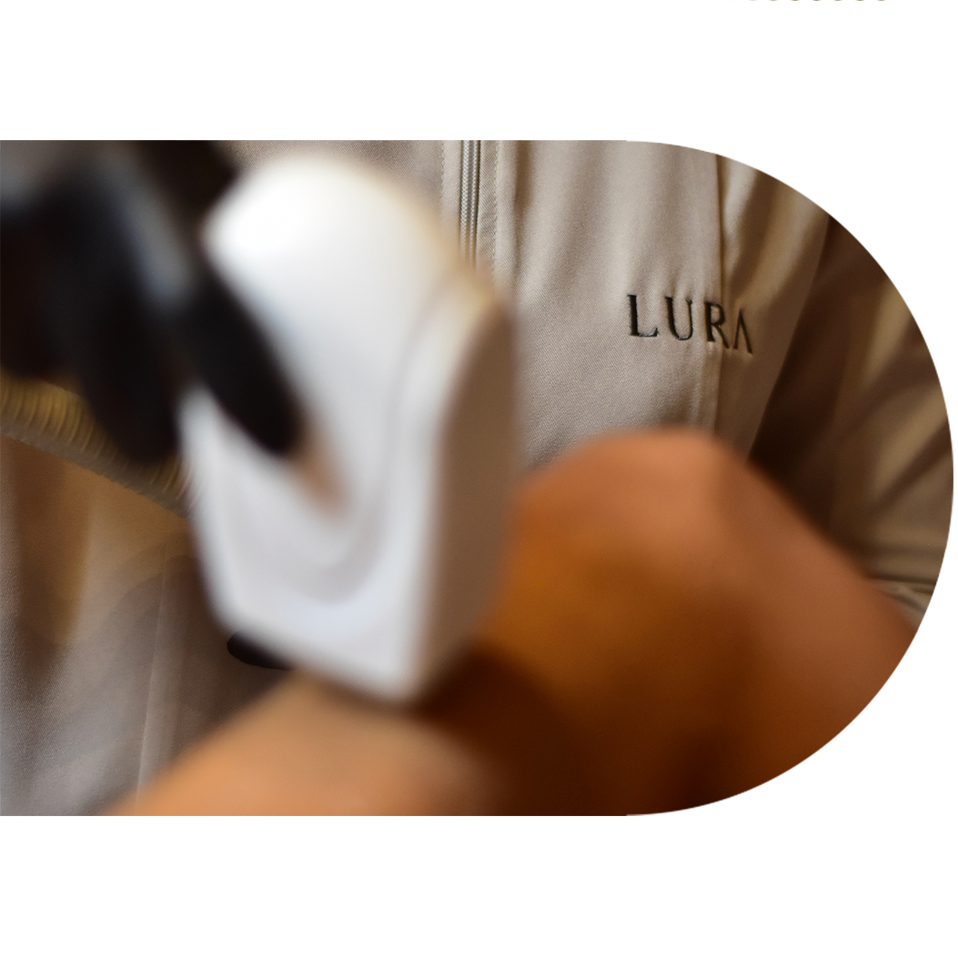 A depilação a laser com tecnologia de tripla onda atua de forma eficaz em diferentes tipos de pelo e de pele, oferecendo um tratamento progressivo e pensado para o longo prazo.