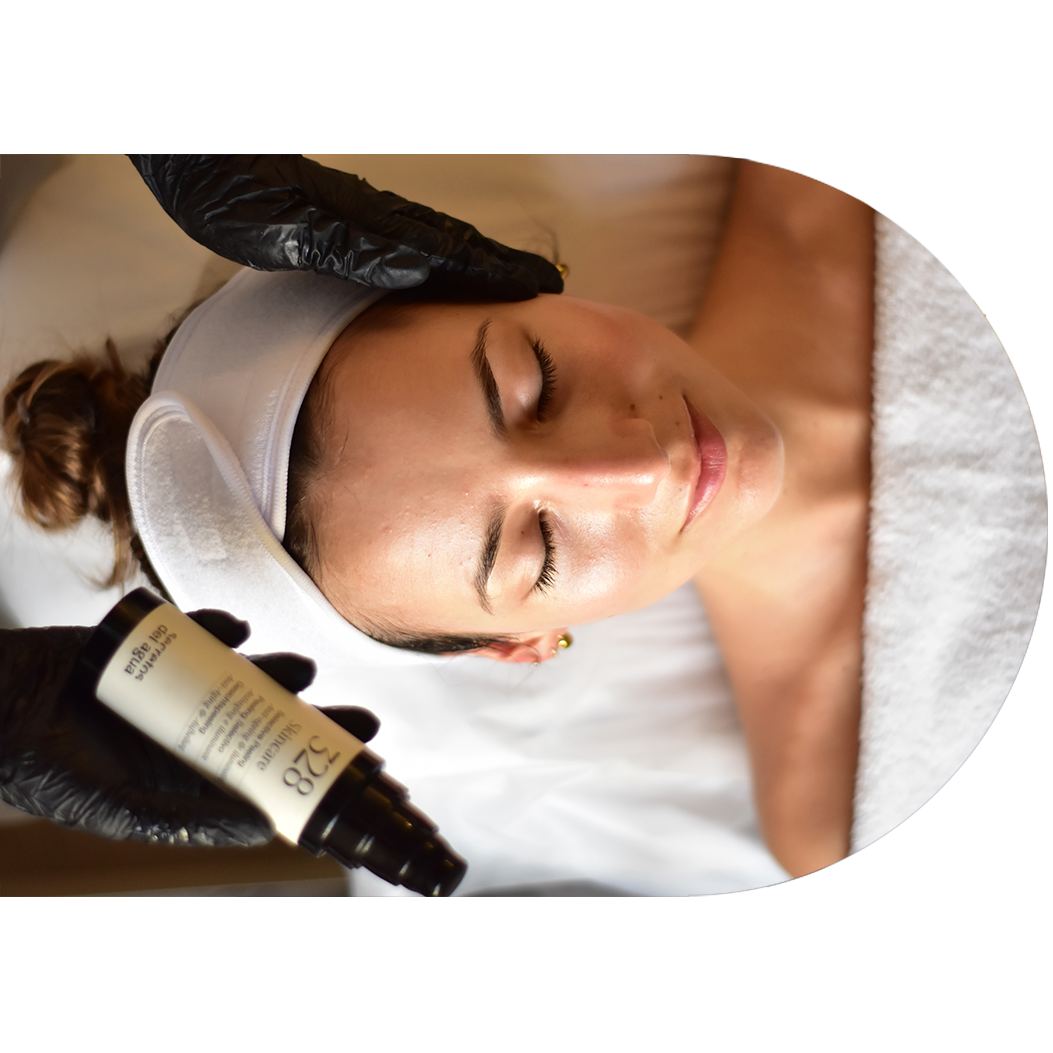 Bioterapia facial com foco na regeneração e na prevenção do envelhecimento cutâneo, integrando limpeza de pele orgânica e cuidados voltados à manutenção da vitalidade da pele.