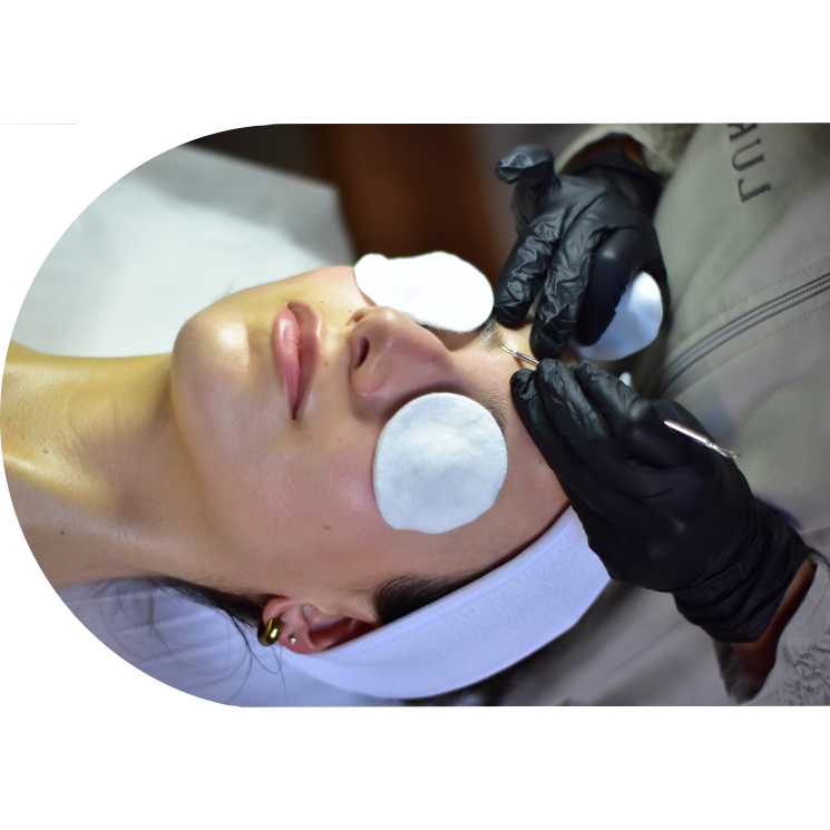 Tratamento facial holístico e sensorial, indicado para todos os tipos de pele, realizado com produtos 100% orgânicos e livres de químicos agressivos.