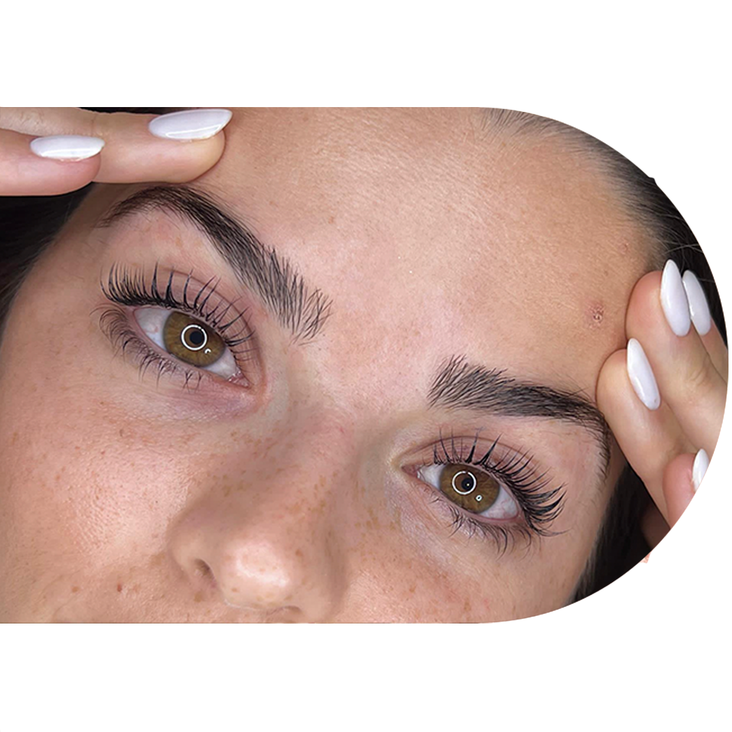 A depilação facial é realizada com linha, pinça ou cera, conforme a área e a necessidade da pele, garantindo precisão, segurança e respeito à sensibilidade do rosto.