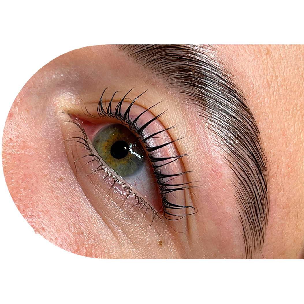 Sessão de embelezamento do olhar e harmonização facial que integra design de sobrancelhas, coloração de pestanas e sobrancelhas, brow lamination e lifting de pestanas, conforme a necessidade.