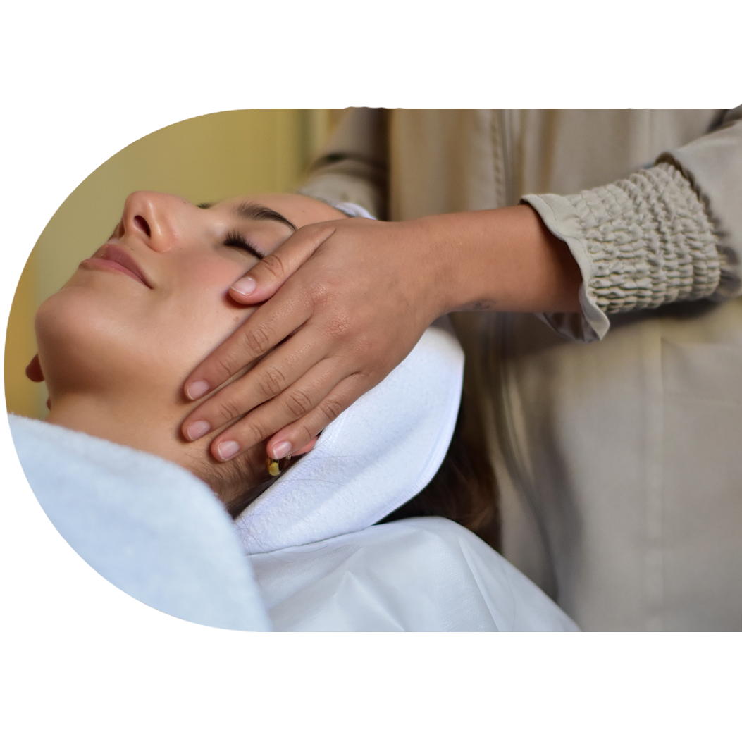 Massagem suave que estimula o sistema linfático, auxiliando na redução de inchaços, na melhoria da circulação e no conforto da pele.