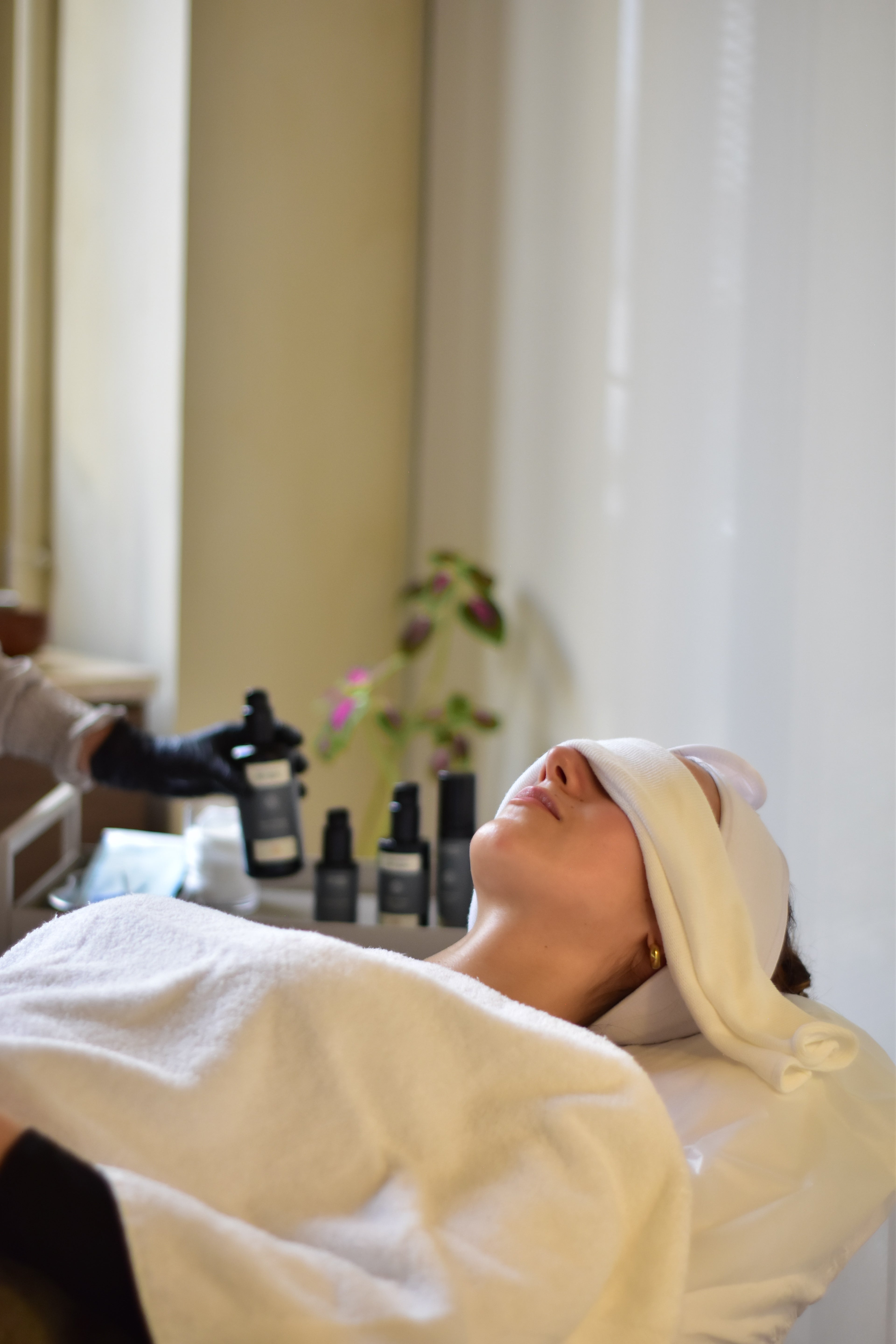 Todos os protocolos são conduzidos com uma abordagem consciente, respeitando as necessidades individuais da pele em cada momento.