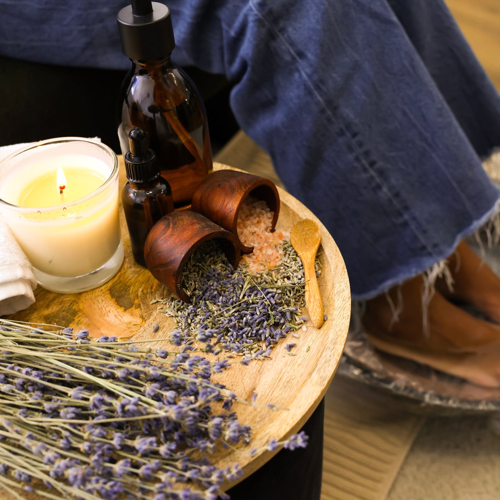 Cuidado completo voltado para o bem-estar dos pés. Inclui esfoliação e uma breve massagem, com opção de Pedicure Spa para um cuidado mais profundo e restaurador.