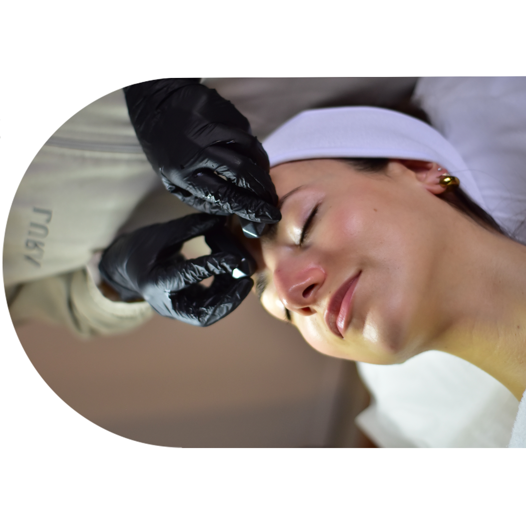 Bioterapia facial direcionada à purificação e ao reequilíbrio da pele, com limpeza de pele orgânica focada na remoção de impurezas acumuladas.