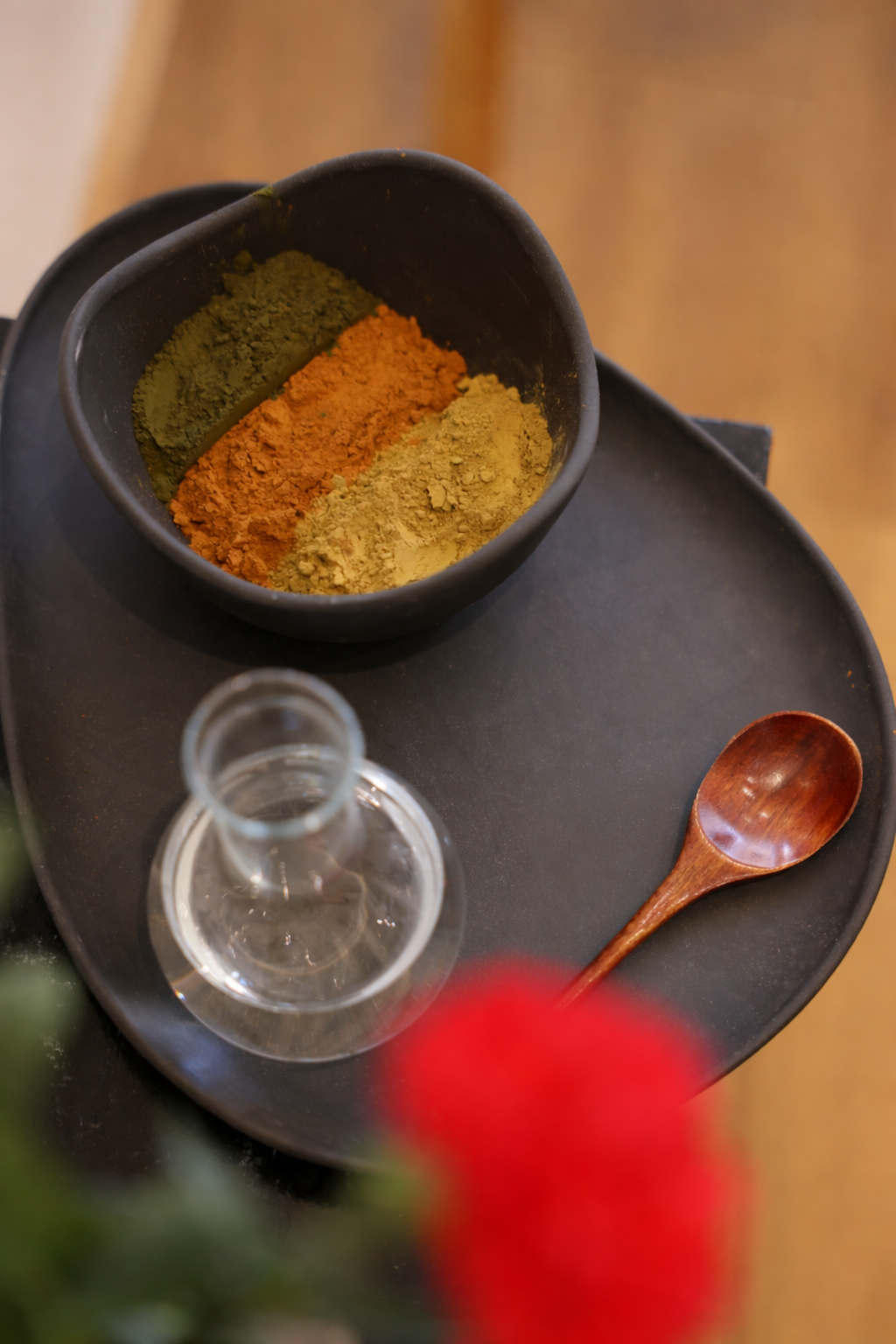 Nossos tratamentos com Agricultura Biodinâmica cuidam do Couro Cabeludo e do Fio do cabelo. Proporcionam saúde para pausar quedas de cabelo e fortalecimento da fibra capilar
