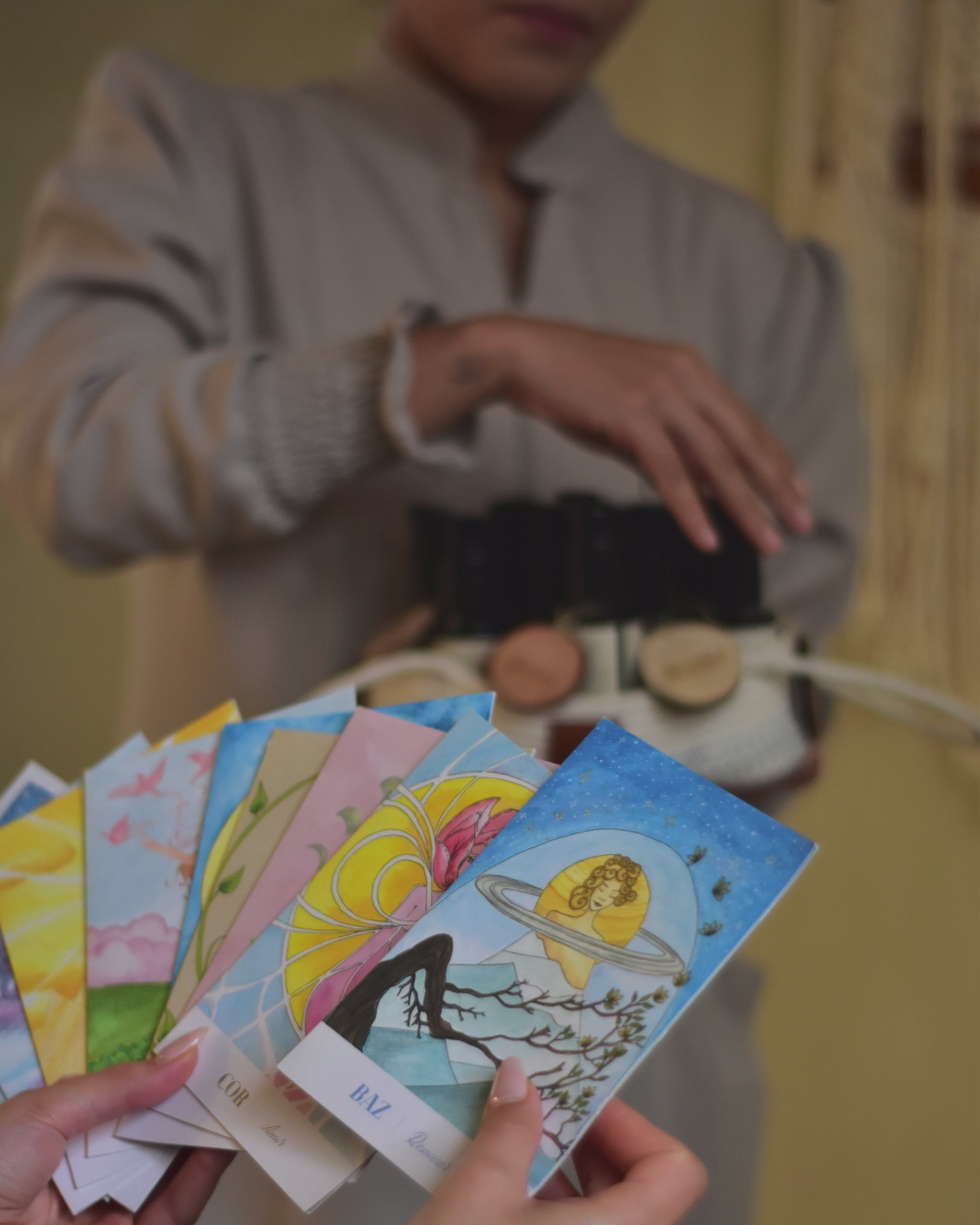 Os tratamentos combinam, conforme indicação, técnicas manuais, ativos naturais, aromaterapia e tecnologias faciais, com foco no equilíbrio, na regeneração e na vitalidade da pele.